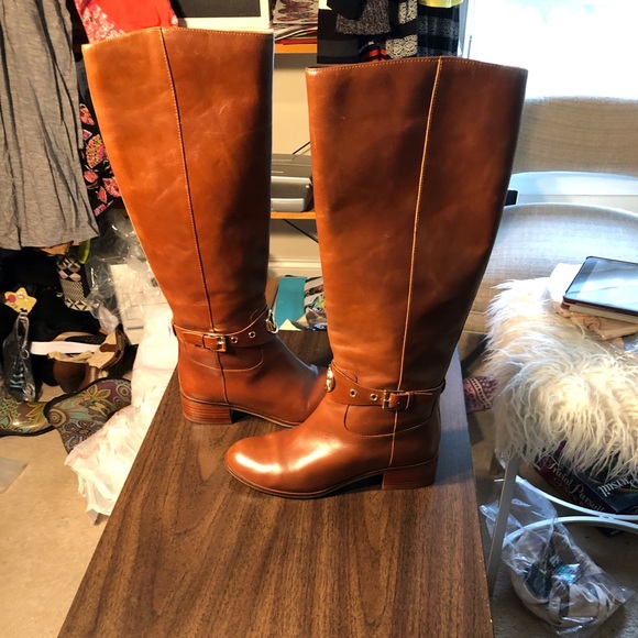 Michael Kors boots new except for one thin hairline scratch - Picture 5 of 9